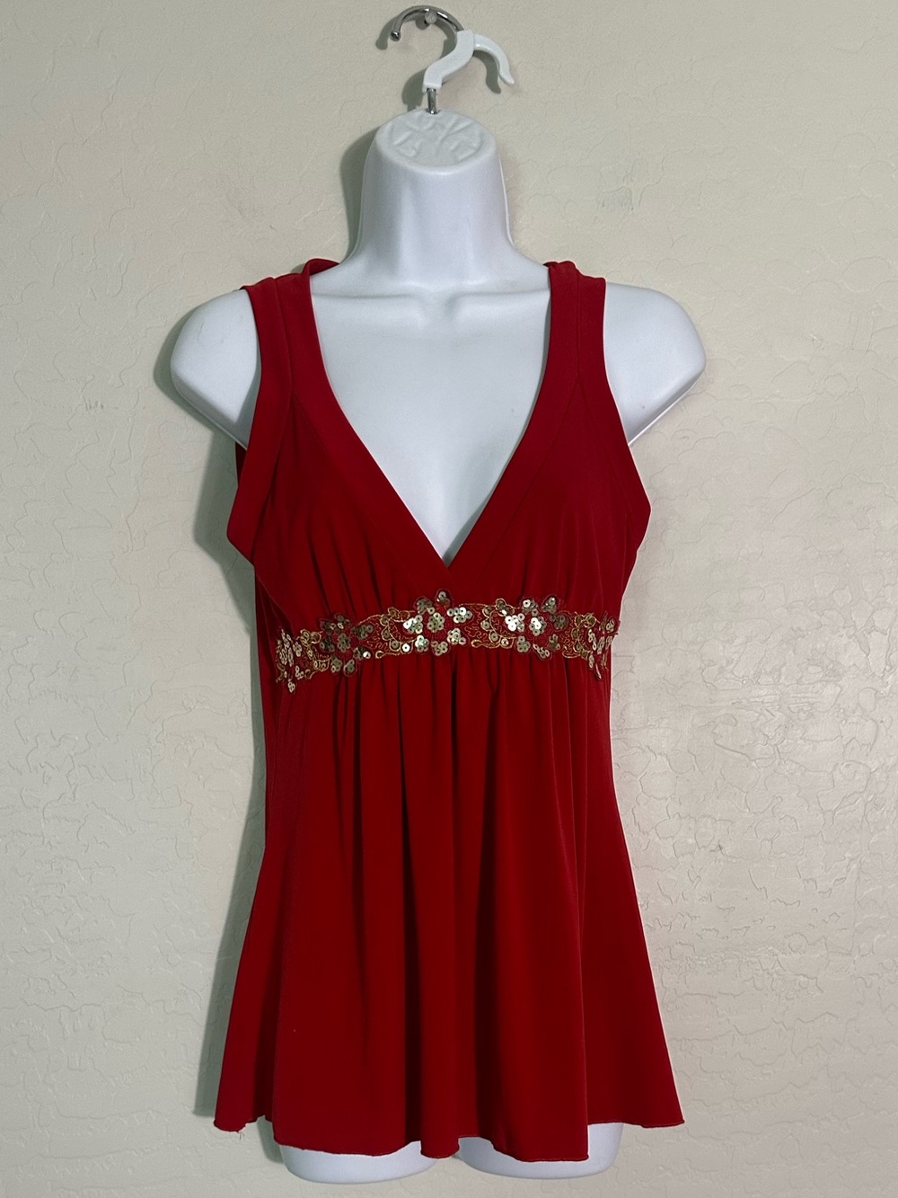 Red Sleeveless V-Neck Sequin Embellished Babydoll Top – Gold Floral Beaded Waist